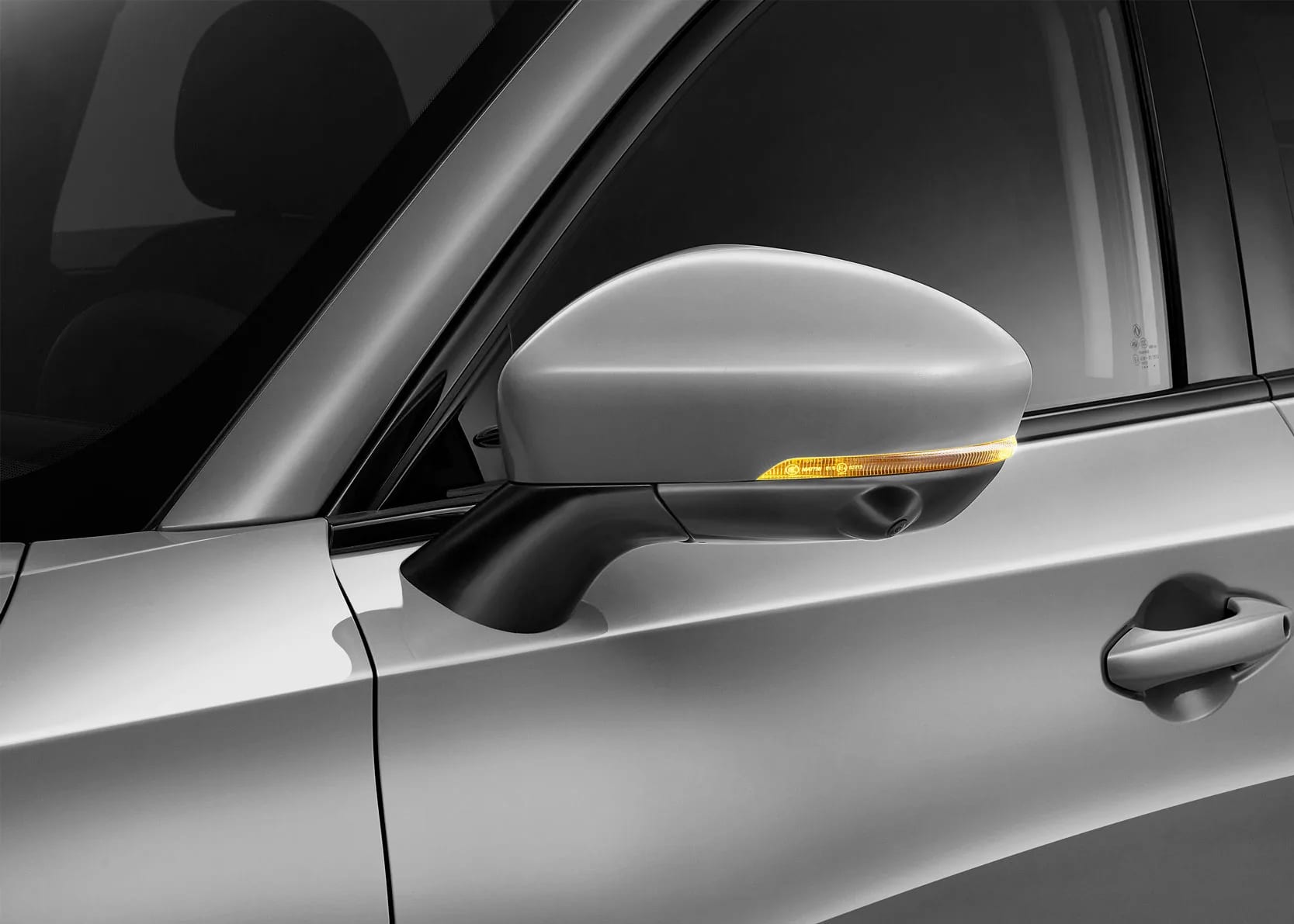 Detalle del espejo retrovisor con luz de giro integrada