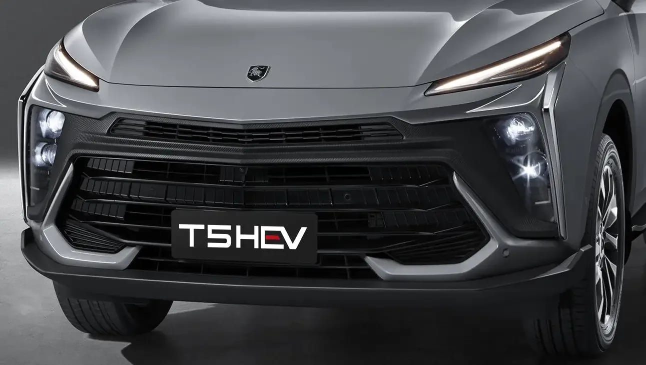 Frente del FORTHING T5 HEV, con parrilla, ópticas LED e insignia de la marca