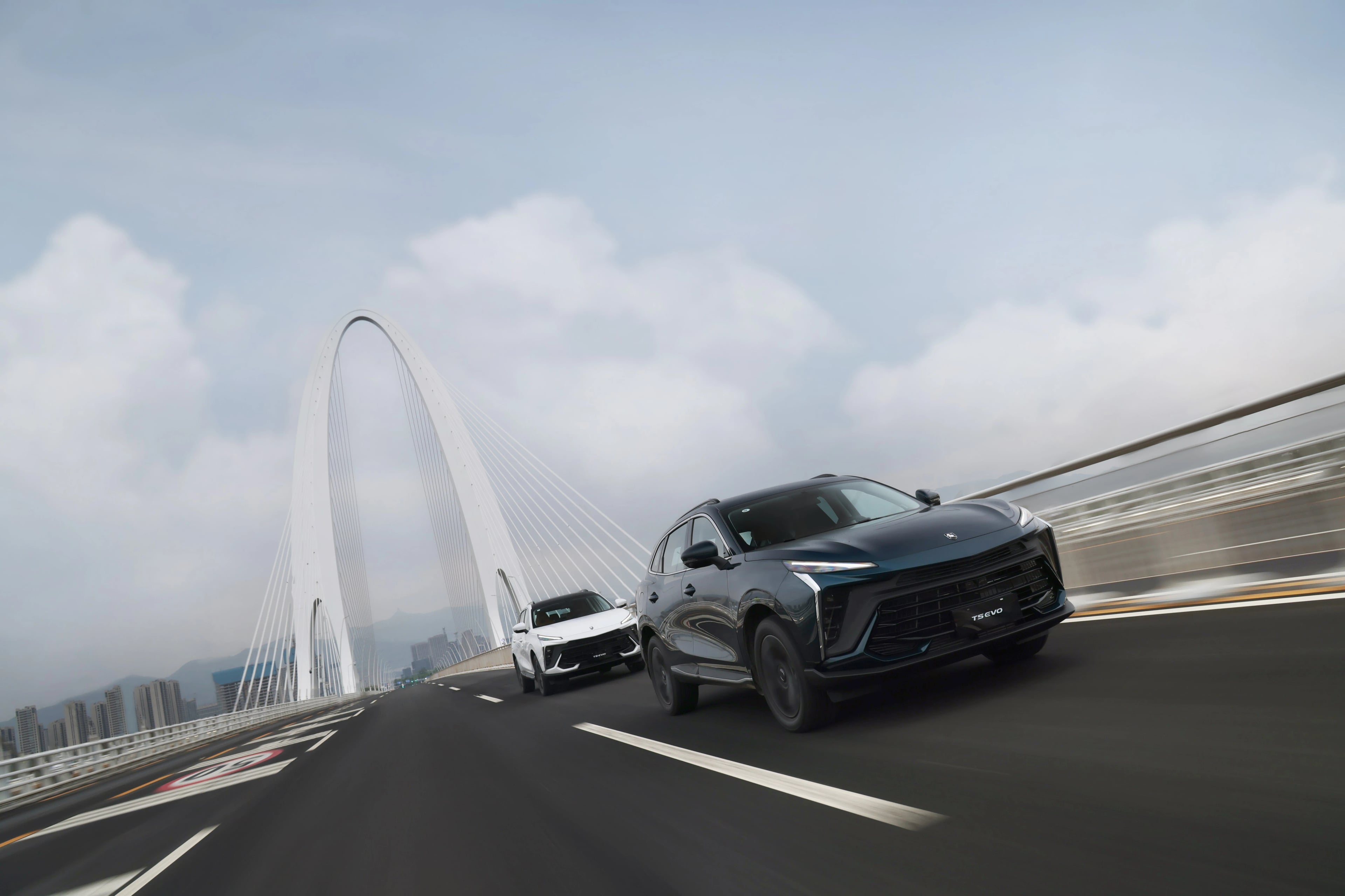FORTHING T5 EVO en movimiento sobre un puente urbano