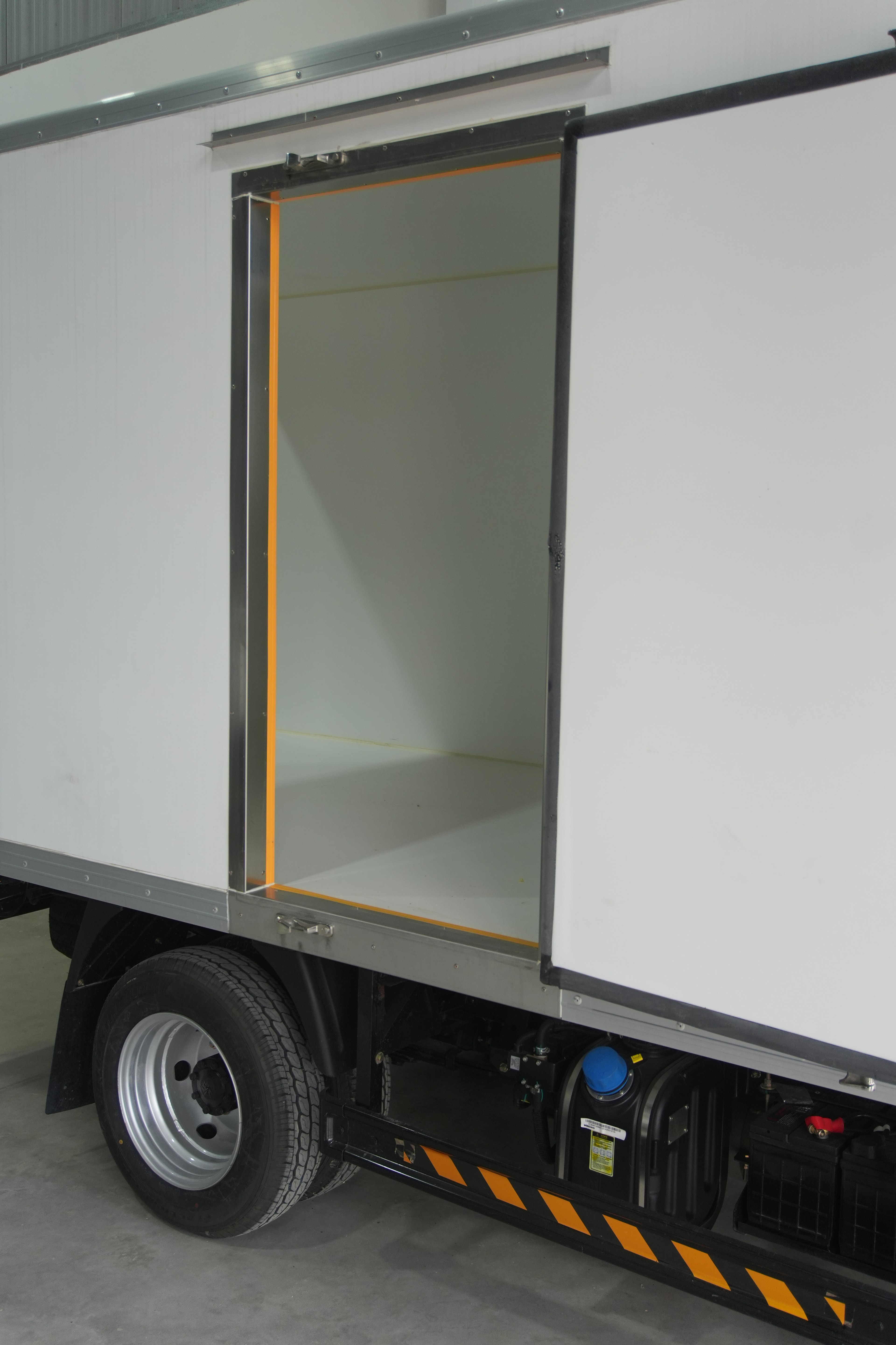 KAMA X1 Box, detalle de acceso lateral