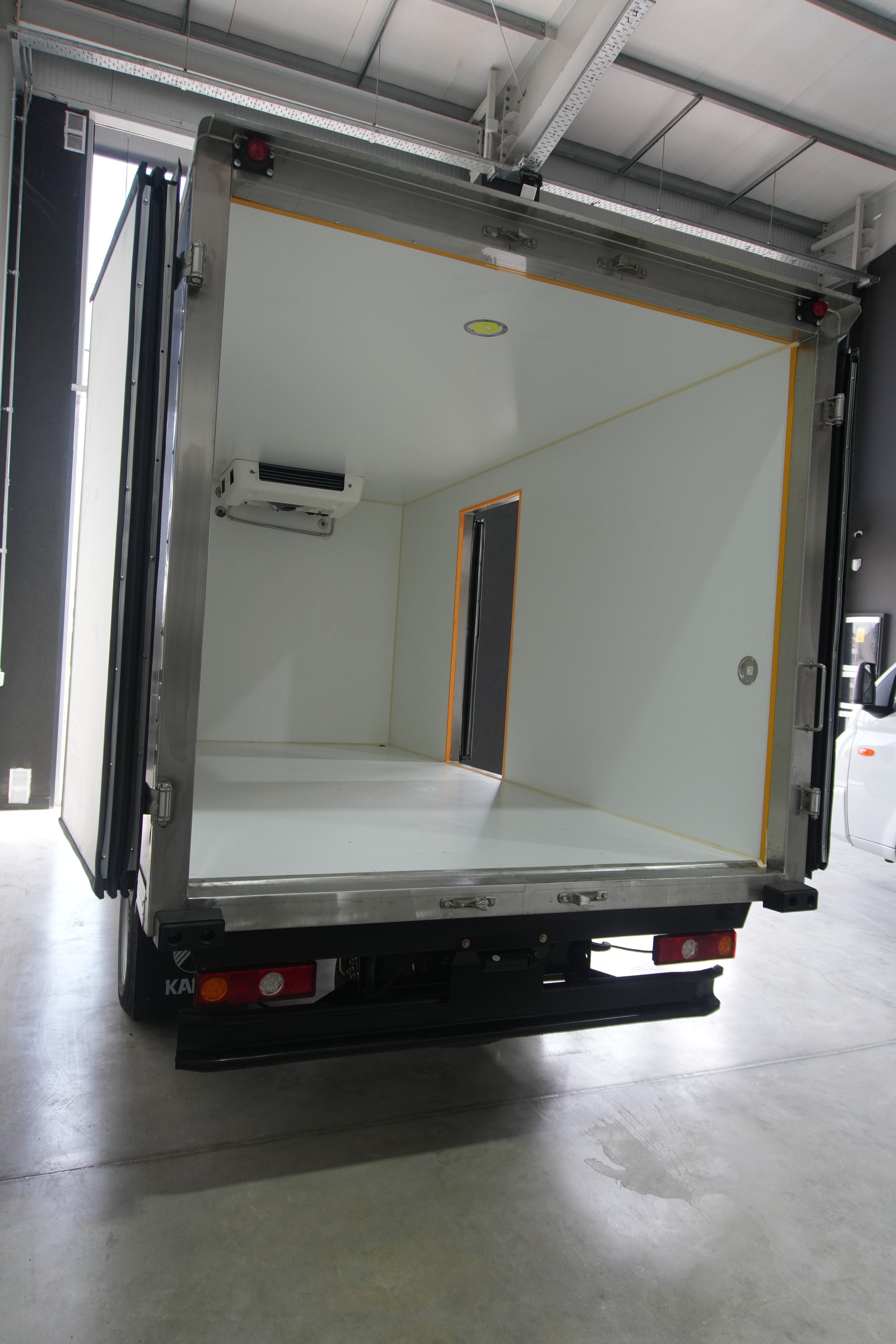 KAMA X1 Box, apertura trasera e interior de caja